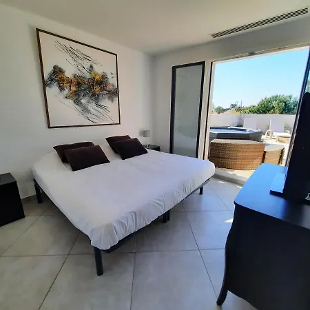 Avec Piscine, Spa, Calme, Proche De La Mer. Villa Agde